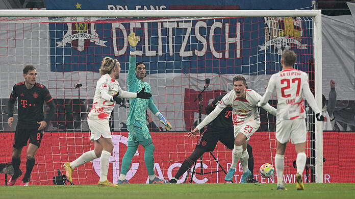 Sorgte für viel Diskussionsstoff: Das Leipziger 1:1 durch Marcel Halstenberg (Zweiter von rechts).