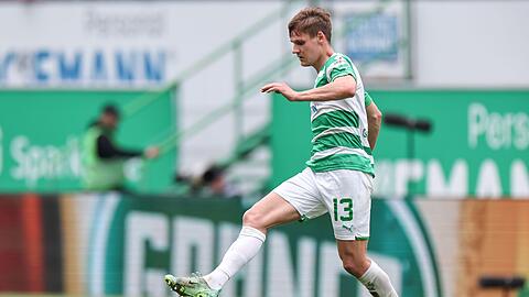 Der Fürther Max Christiansen spielt den Ball.