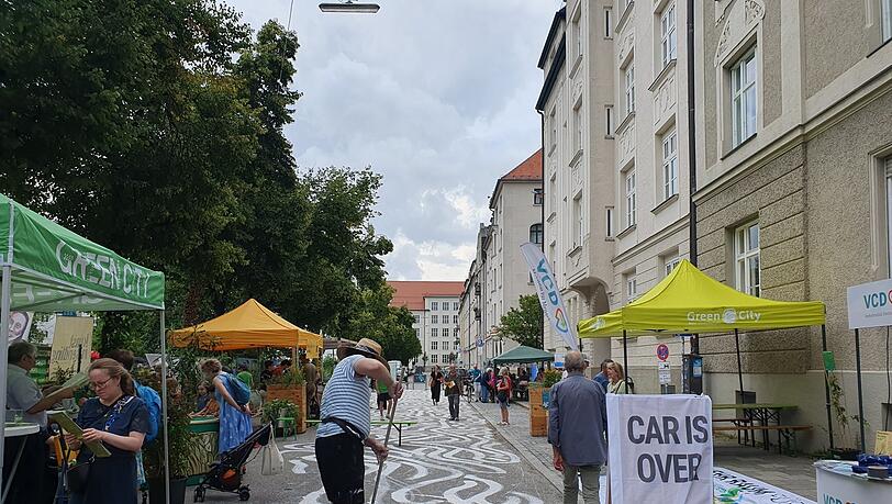 "Car is over": Für den Nachmittag stimmt das, Autos sind beim Straßenfest nicht erwünscht. "Car is over": Für den Nachmittag stimmt das, Autos sind beim Straßenfest nicht erwünscht.