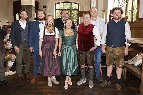 Sie waren am Angermaier-Filmprojekt beteiligt: Schauspieler und Produzent Ben Blaskovic (v.l.), Schauspieler Sebastian Hummel, Angermaier-Prokuristin Eileen Popielaty, Hauptdarsteller Peter Rappenglück, Schauspielerin Hanna Habersetzer, Angermaier-Chef Axel Munz und die beiden Darsteller Peter Finsterwalder und David Lindermeier. Sie waren am Angermaier-Filmprojekt beteiligt: Schauspieler und Produzent Ben Blaskovic (v.l.), Schauspieler Sebastian Hummel, Angermaier-Prokuristin Eileen Popielaty, Hauptdarsteller Peter Rappenglück, Schauspielerin Hanna Habersetzer, Angermaier-Chef Axel Munz und die beiden Darsteller Peter Finsterwalder und David Lindermeier.