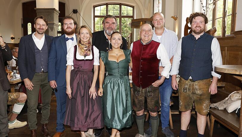 Sie waren am Angermaier-Filmprojekt beteiligt: Schauspieler und Produzent Ben Blaskovic (v.l.), Schauspieler Sebastian Hummel, Angermaier-Prokuristin Eileen Popielaty, Hauptdarsteller Peter Rappenglück, Schauspielerin Hanna Habersetzer, Angermaier-Chef Axel Munz und die beiden Darsteller Peter Finsterwalder und David Lindermeier. Sie waren am Angermaier-Filmprojekt beteiligt: Schauspieler und Produzent Ben Blaskovic (v.l.), Schauspieler Sebastian Hummel, Angermaier-Prokuristin Eileen Popielaty, Hauptdarsteller Peter Rappenglück, Schauspielerin Hanna Habersetzer, Angermaier-Chef Axel Munz und die beiden Darsteller Peter Finsterwalder und David Lindermeier.