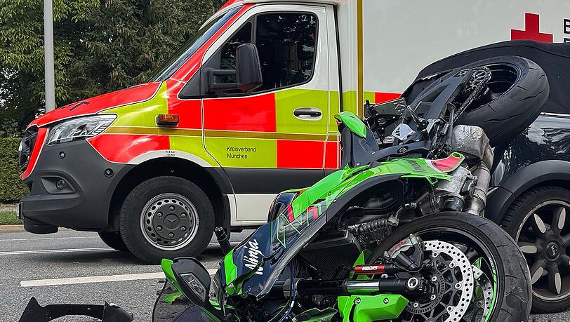 Helfer eines Notarztwagens der Münchner Feuerwehr und eines Rettungswagens versorgten den verletzten Mann.