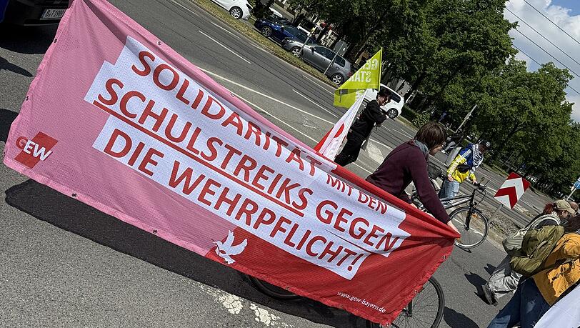 Demonstration in M&uuml;nchen gegen die geplante Wehrpflicht am 08.05.2026.