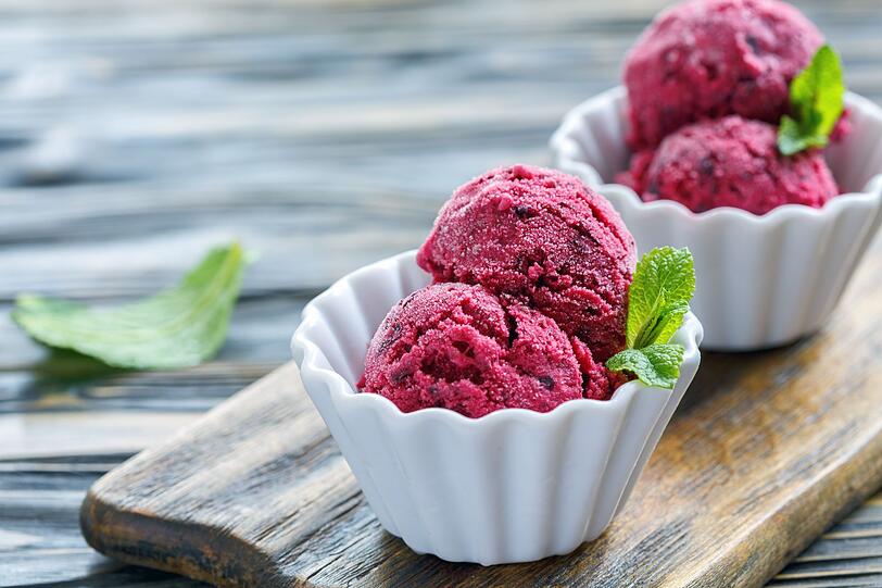 Doch nicht nur Kuchen oder Smoothies lassen sich aus gefrorenen Fr&uuml;chten wie Erdbeeren, Himbeeren oder Blaubeeren zubereiten. Beeren schmecken vor allem in Kombination mit gefrorenen Bananen sehr lecker. Die Fr&uuml;chte lassen sich mithilfe eines Hochleistungsmixers zu Eis mixen. F&uuml;r mehr S&uuml;&szlig;e hilft eine Medjool-Dattel. Auch eingeweichte Cashewn&uuml;sse verleihen Eiscreme eine s&auml;mige Konsistenz.