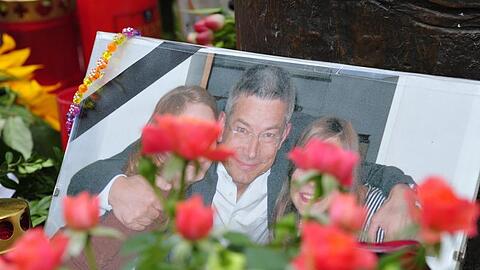Das Bild des Opfers Dominik Brunner steht zwischen Kerzen am Tatort in Solln.