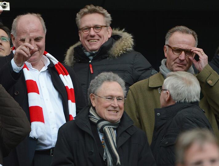 6. ULI HOENESS: Fing auf der Tribüne einen Fanschal, predigte wegen Juve Mäßigung: &bdquo;Wir können nicht den großen Zampano spielen und uns vollschütten.&rdquo; Der Rioja muss warten, die Zigarren liegen im Humidor.