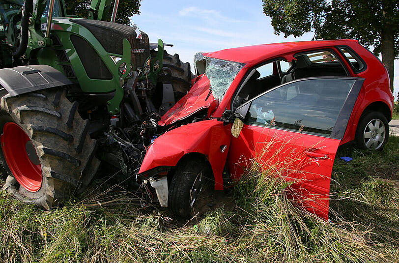Beim Überholmanöver übersah der Fahrer den Traktor. Es kam zum Zusammenstoß. Die Bilder von der Unfallstelle.