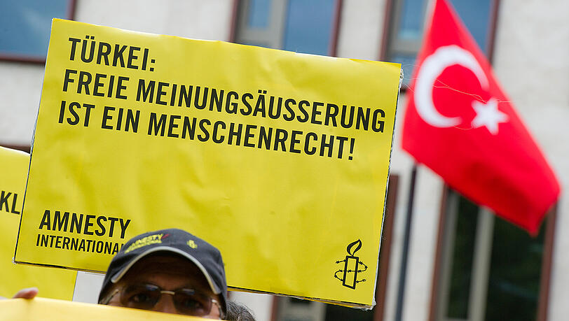 Ein Unterstützer der Menschenrechtsorganisation Amnesty International nimmt an einem Protest vor der Türkischen Botschaft in Berlin teil. Ein Unterstützer der Menschenrechtsorganisation Amnesty International nimmt an einem Protest vor der Türkischen Botschaft in Berlin teil.