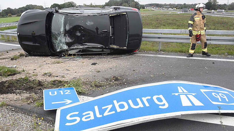 Der 7er mähte auch noch ein Verkehrsschild um.