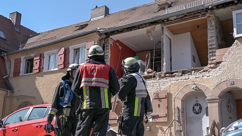 Feuerwehrleute stehen vor einem Haus in Nürnberg, dessen Fassade teilweise weggesprengt wurde. Feuerwehrleute stehen vor einem Haus in Nürnberg, dessen Fassade teilweise weggesprengt wurde.