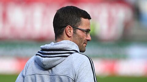 Der Nürnberger Trainer Michael Wiesinger steht vor Spielbeginn am Spielfeldrand. Foto: Daniel Karmann/Archivbild