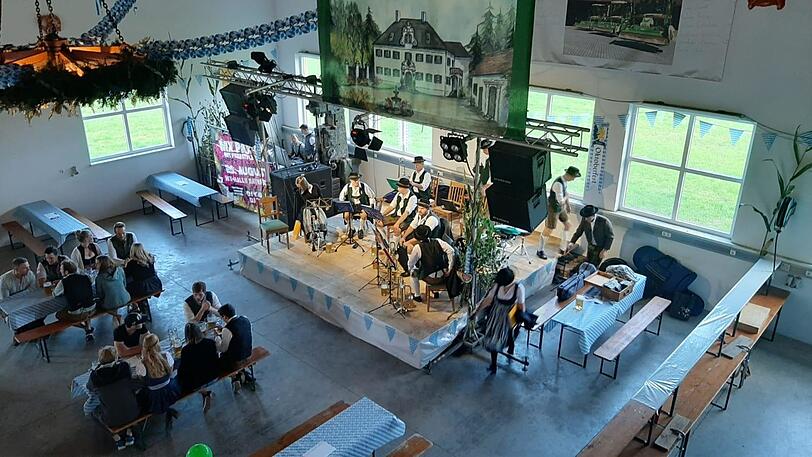 Auch eine Live-Band spielt bei dem Fest.