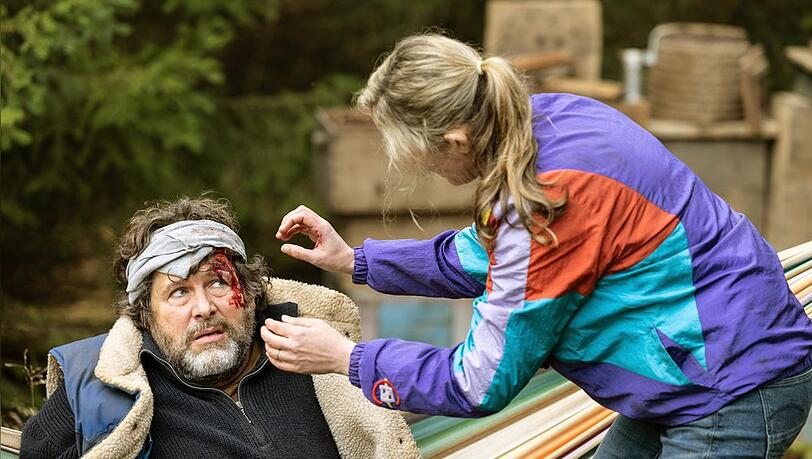 "Check out": Caro (Silke Bodenbender) hilft dem verletzten Vinzent (Hans-Jochen Wagner).