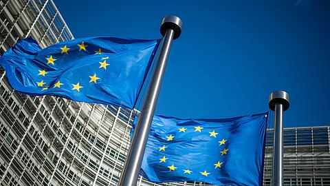 Flaggen der Europäischen Union wehen vor dem Sitz der Europäischen Kommission in Brüssel.