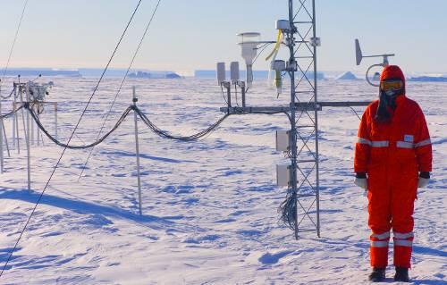 Julia Wittig vor der Wetterstation in der Antarktis