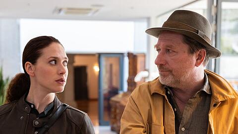 "Die Toten von Salzburg: Süßes Gift": Irene Russmeyer (Fanny Krausz) und Hubert Mur (Michael Fitz) ermitteln im Hotel.