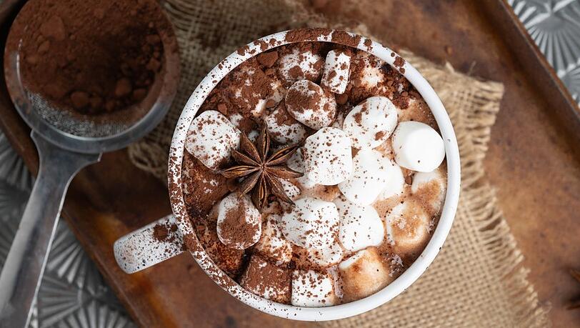 Mit einigen Extrazutaten bekommt die klassische heiße Schokolade ein Upgrade.