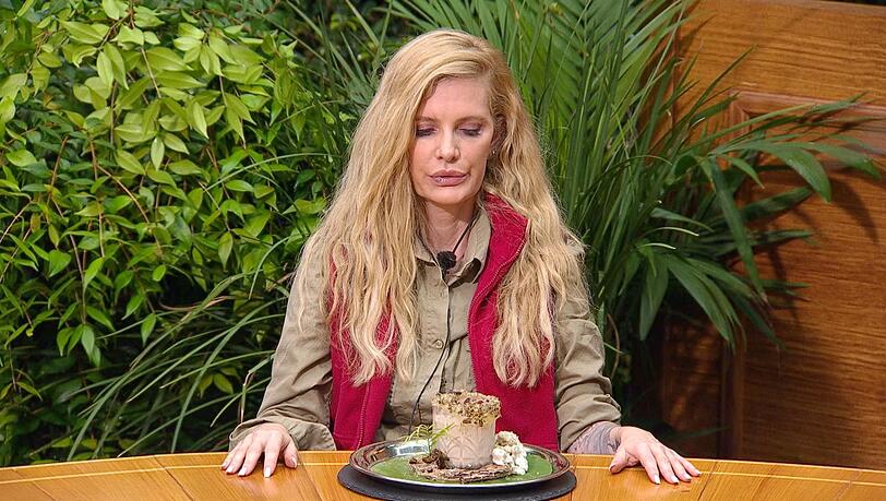 Mirja du Mont bekommt an Tag eins 300 Milliliter p&uuml;rierten Ziegenmagen vorgesetzt &ndash; und kippt es runter.