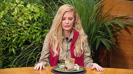 Mirja du Mont bekommt an Tag eins 300 Milliliter p&uuml;rierten Ziegenmagen vorgesetzt &ndash; und kippt es runter.