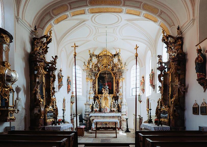 Die Heilig-Kreuz-Kirche auf Gut Freiham: Das Rokoko-Kleinod ist inzwischen komplett renoviert worden. Die Heilig-Kreuz-Kirche auf Gut Freiham: Das Rokoko-Kleinod ist inzwischen komplett renoviert worden.