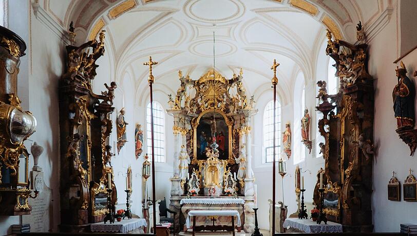 Die Heilig-Kreuz-Kirche auf Gut Freiham: Das Rokoko-Kleinod ist inzwischen komplett renoviert worden. Die Heilig-Kreuz-Kirche auf Gut Freiham: Das Rokoko-Kleinod ist inzwischen komplett renoviert worden.