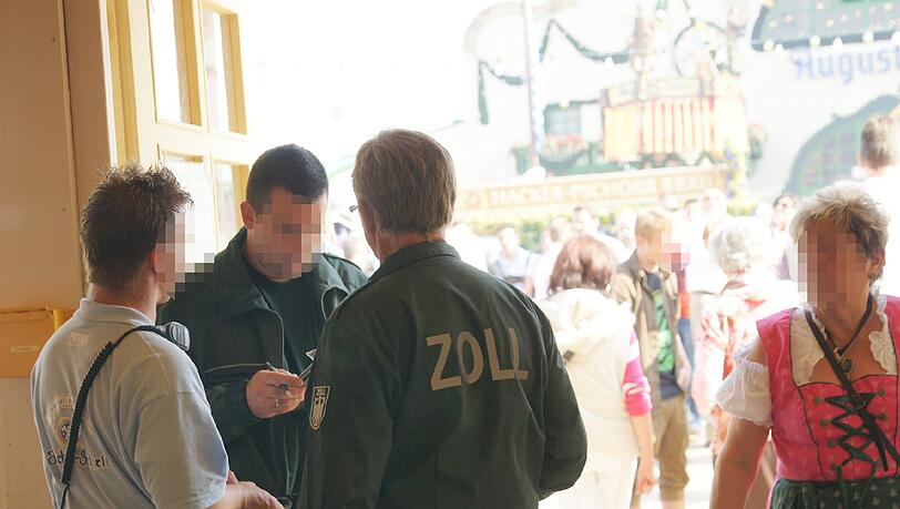 Jagd auf Schwarzarbeit: Fahnder überprüfen Personal im Hacker-Zelt Jagd auf Schwarzarbeit: Fahnder überprüfen Personal im Hacker-Zelt