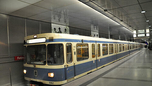 Symbolbild: In der Nacht auf Samstag stürzte ein Münchner aus der fahrenden U-Bahn. Symbolbild: In der Nacht auf Samstag stürzte ein Münchner aus der fahrenden U-Bahn.