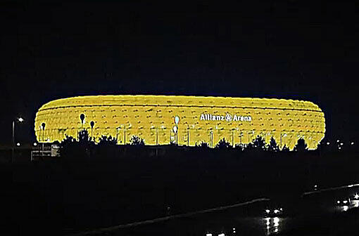 Fiese Attacke mitten ins Herz des FC Bayern: Vermummte dringen in die Allianz Arena ein und sprühen mit Spezial-Kreide das Logo des BVB an das Fenster einer VIP-Loge.