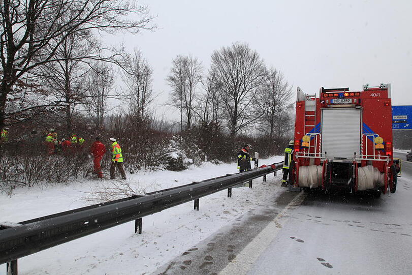 Die Beifahrerin wollte in der Not noch eingreifen. Dennoch kracht das Fahrzeug nach langer Schlitterfahrt gegen einen Baum.