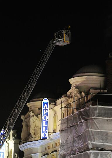 Sehen Sie hier mehr Bilder vom Rettungseinsatz im Londoner Apollo-Theatre in Londern von der Nacht zum Freitag.