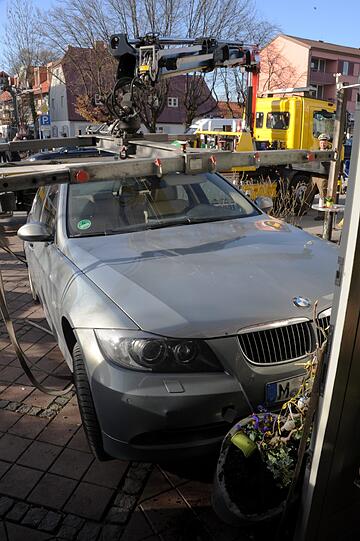 Gegen die Hausmauer: Eine Frau verwechselt beim Einparken Gas- und Bremspedal und kracht gegen die Wand eines Cafés in Neueried. Die Bilder.
