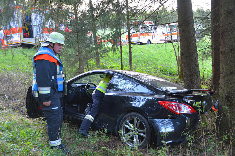 Crash mit einem Sportwagen: Weil der Hyundai-Fahrer mit überhöhter Geschwindigkeit über die Landstraße raste, kam er hinter einer Kuppe ins Schleudern.