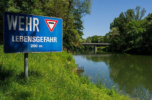 Ein Schild mit der Aufschrift "Wehr Lebensgefahr 200 m" ist an der Isar bei Mintraching zu sehen. Passanten haben laut Polizei am 07.06.2014 eine in der Isar schwimmende Männerleiche entdeckt.