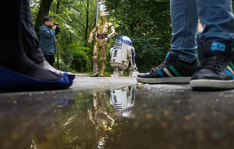 R2-D2 und C-3PO stehen im Englischen Garten. Die beiden Figuren wurden im Rahmen einer Promotion-Tour des Wachfiguren-Kabinetts von Madame Tussauds in der Öffentlichkeit aufgestellt.