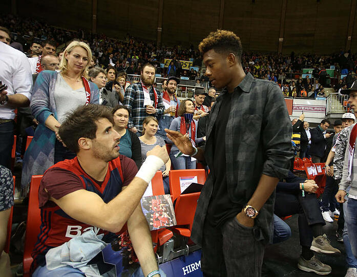Die Bayern-Stars waren zeugen der Heimniederlage der Basketballkollegen.