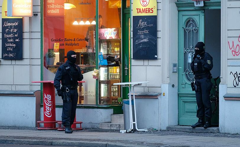 Die Polizei durchsuchte in Leipzig mehrere Gebäude. Wie der Sprecher des federführenden Landeskriminalamtes sagte, ging es unter anderem um Verstöße gegen das Waffengesetz sowie Steuerhinterziehung.