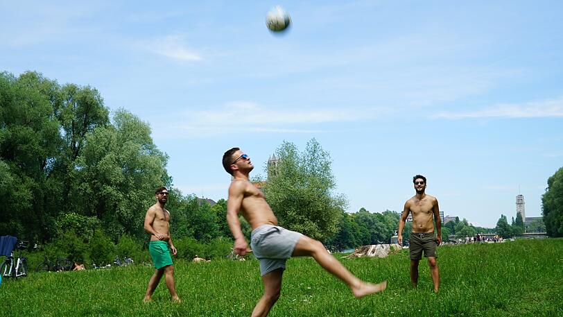 König Fußball begeistert kurz vor der WM die gut gelaunte Männerrunde.