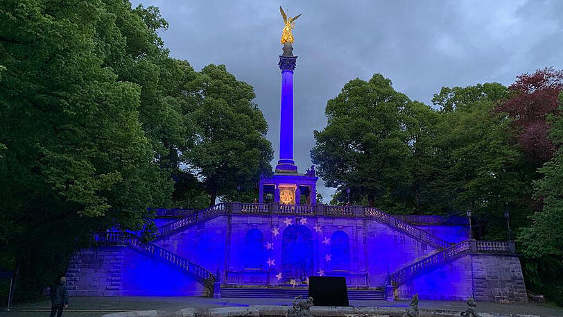 Auch der Friedensengel erstrahlt aktuell in europäischem Blau.
