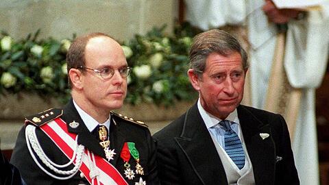 Prinz Charles (r.) und Fürst Albert treffen seit vielen Jahren immer wieder bei Veranstaltungen aufeinander - hier etwa im Jahr 1999