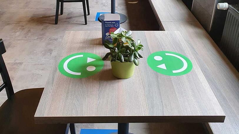 Bei den Münchner Hostels von A&O ist nun in der Lobby mit Smileys markiert, wer wo sitzen, ratschen oder arbeiten darf.