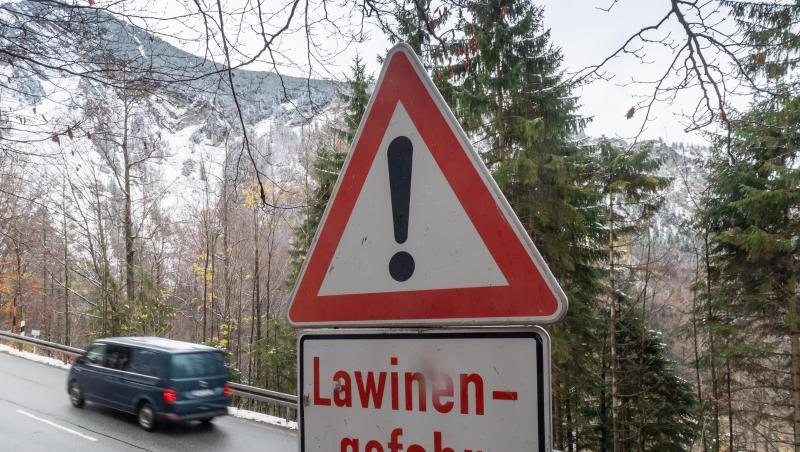 Ein Schild mit der Aufschrift "Lawinengefahr" steht an einer Straße. Foto: Peter Kneffel/dpa/Archivbild Ein Schild mit der Aufschrift "Lawinengefahr" steht an einer Straße. Foto: Peter Kneffel/dpa/Archivbild