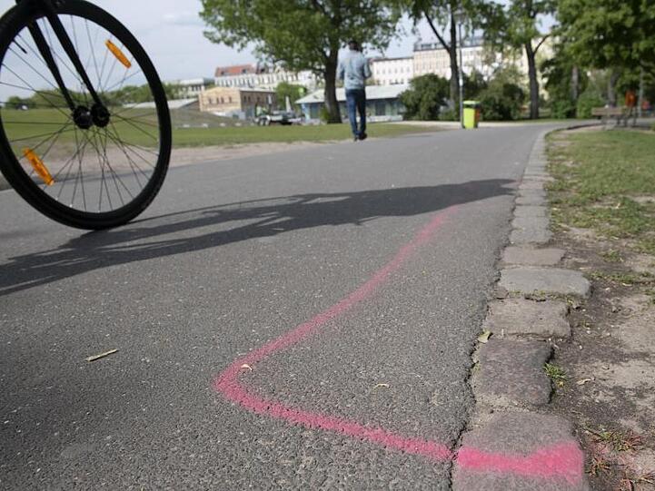 Eine rosa-farbige Markierung ist an einem Eingang zum Görlitzer Park auf dem Boden zu sehen. Dort sollen Drogendealer künftig stehen.