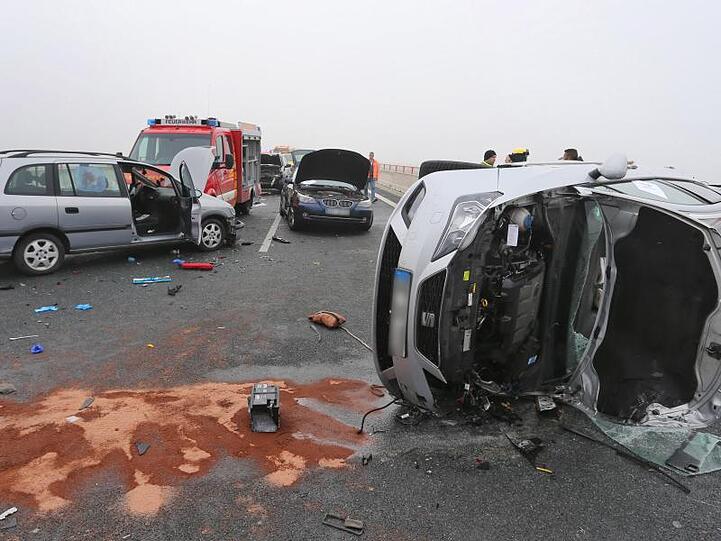 Die Folgen von Blitzeis und Nebel: Demolierte Fahrzeuge auf der Autobahn A7.