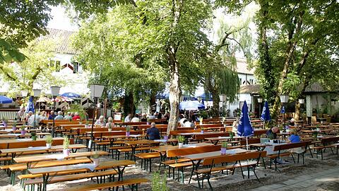 Der große Biergarten wirkt gemütlich-verträumt.