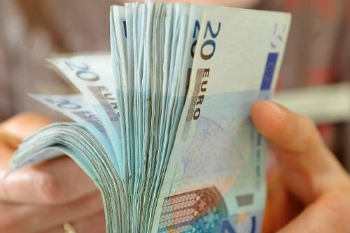 Geld zählen: Die Inflation frisst unterm Strich die Lohnerhöhungen auf.
