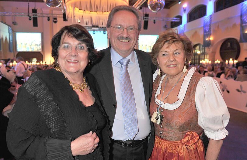Der Münchner Oberbürgermeister Christian Ude (SPD) (m), seine Frau Edith von Welser-Ude (l) und Traudi Kustermann
