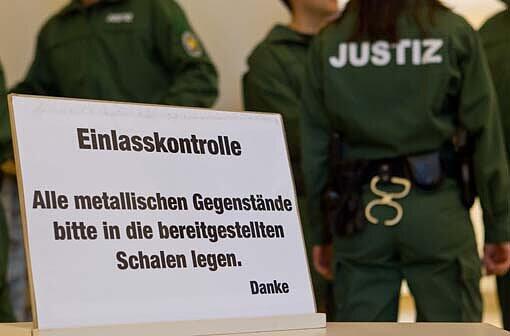 Die restlichen 97 Justizgebäude in Bayern nicht &ndash; Amtsgerichte gelten als ungefährlich. Nun werden die Rufe nach schärferen Sicherheitsvorkehrungen lauter.