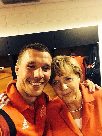 Sehen aus wie Mama und Sohn. Sie sind aber in Wahrheit die Kanzlerin und ein Fußballer. Angela Merkel und Lukas Podolski ließen sich nach der Partie gegen Portugal (4:0) gemeinsam ablichten &ndash; einfach niedlich.