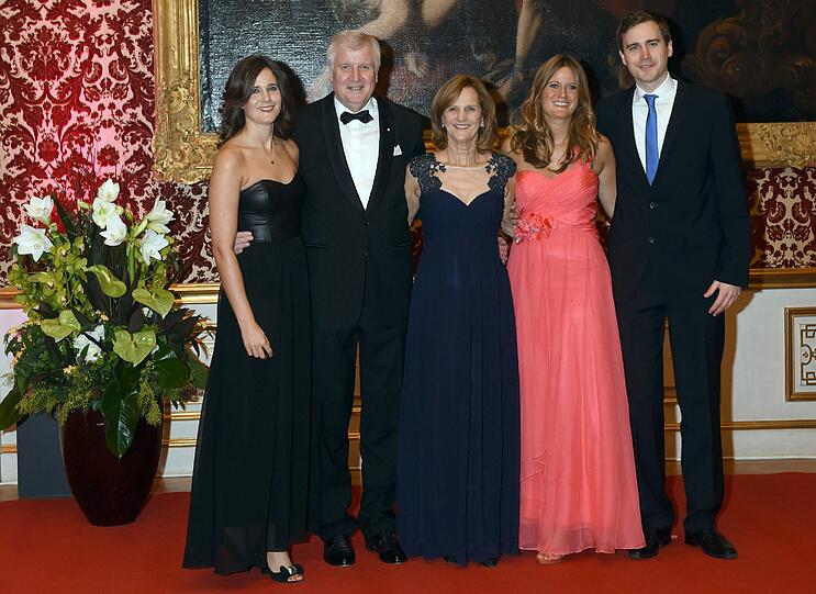 Der bayerische Ministerpräsident Horst Seehofer (2.v.l.), seine Frau Karin (3.v.l.) und seine Kinder Ulrike, (l.) Susanne (4.v.l.) und Andreas.