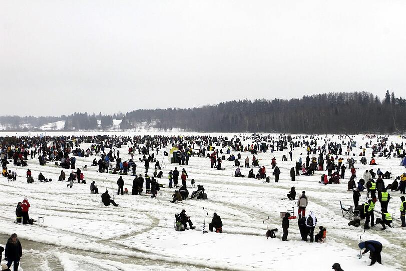 Estland steht bei den Filmtagen im Mittelpunkt. Bei diesem Wettbewerb am Viljandi-See geht's ums Fischen.